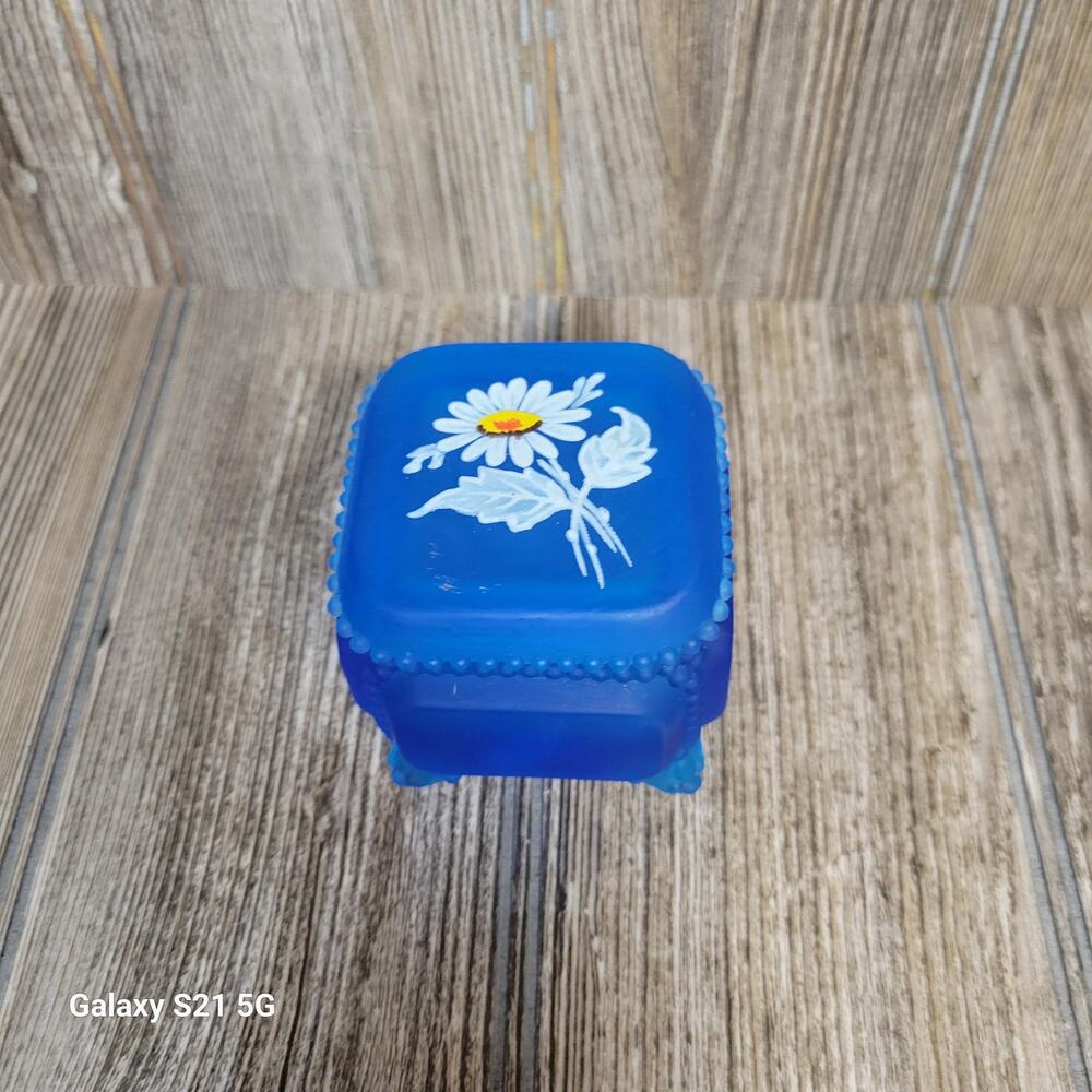 Vintage Westmoreland Trinket Box & Lid Daisy, Satin Blue Mist - Picture 2 of 6
